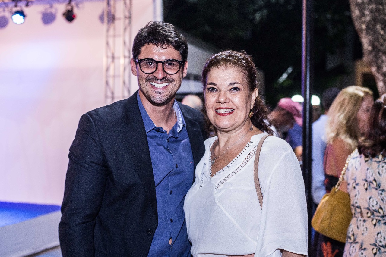  Alexandre Simões e Jacqueline Costa Lino 